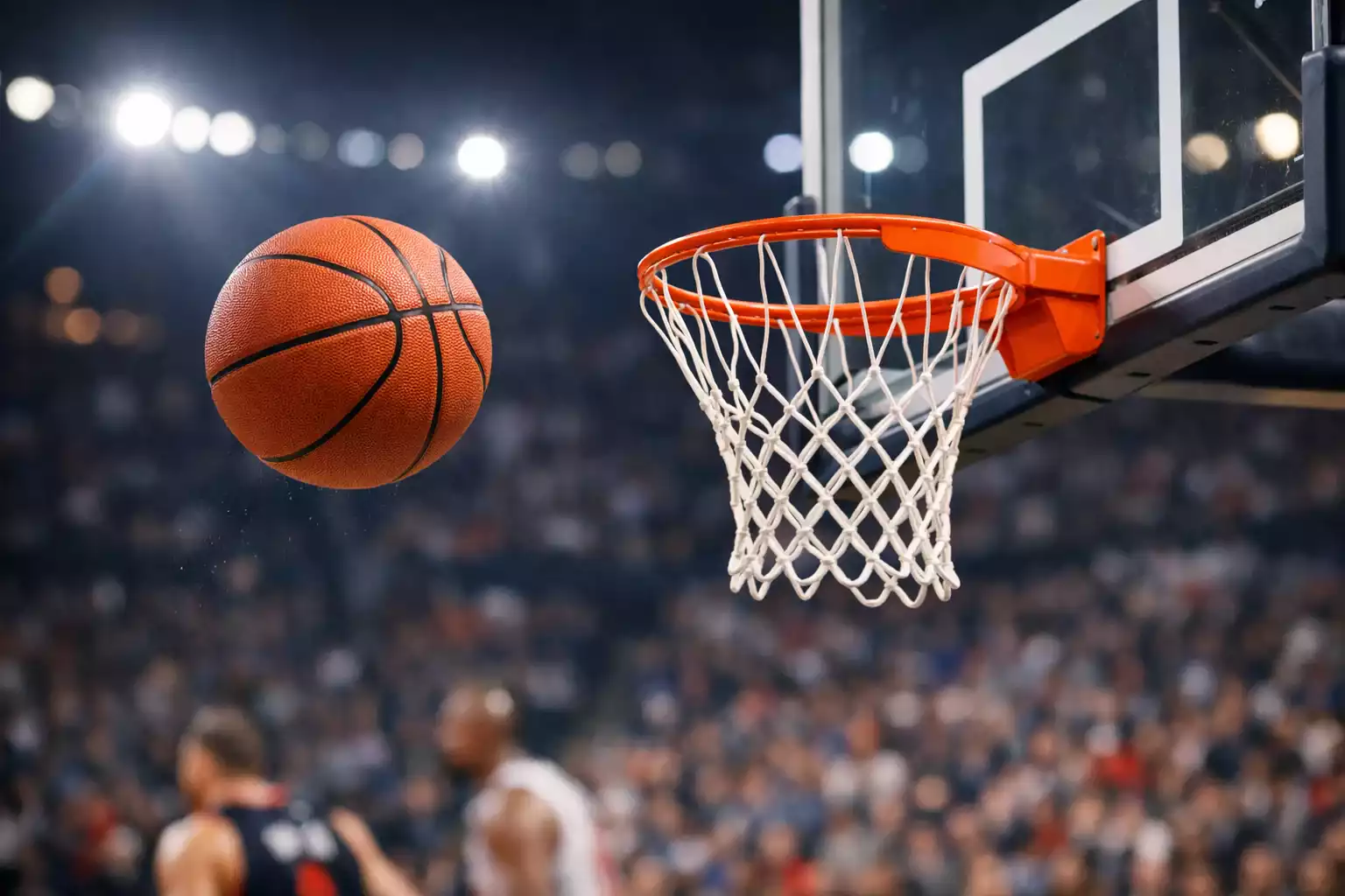 Momento decisivo di una partita NBA con il pallone verso il canestro