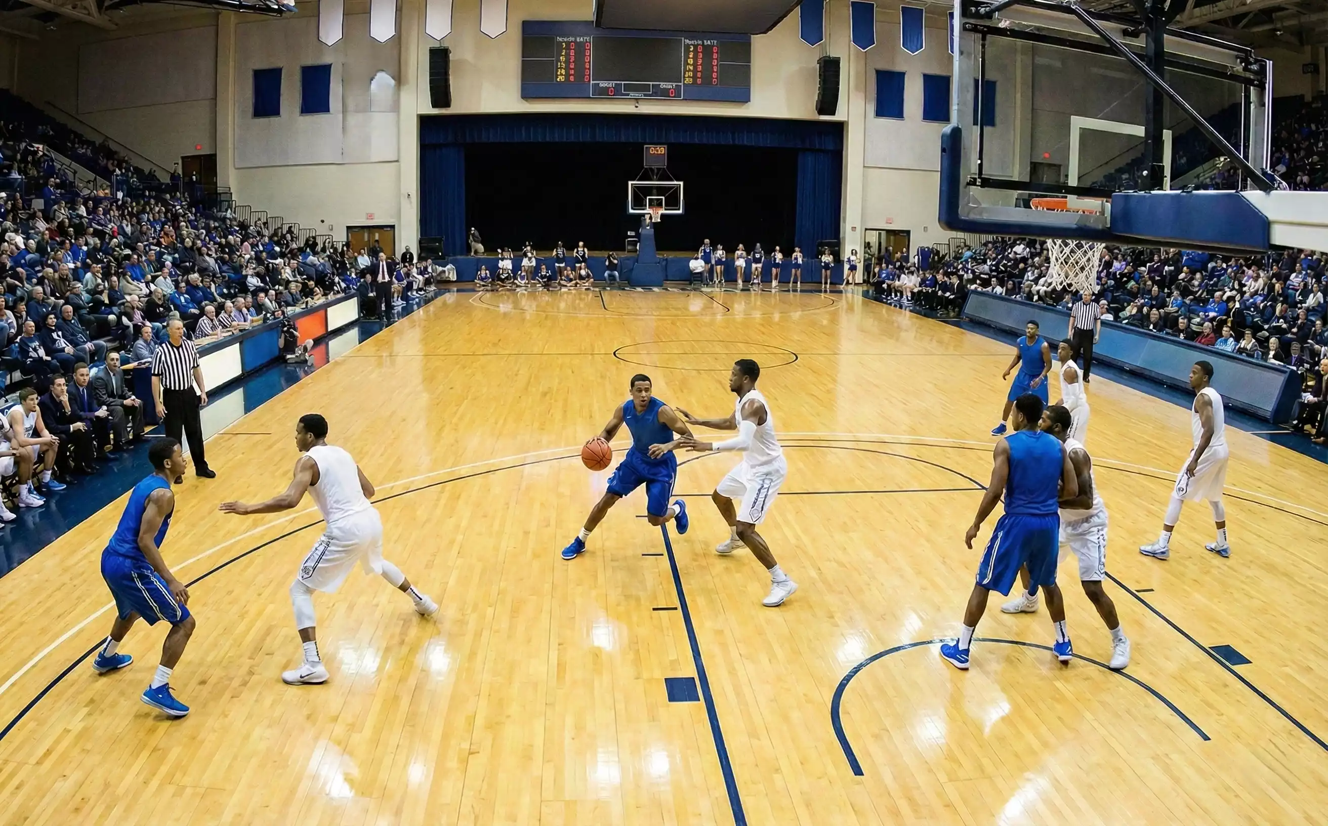 Campo da basket con giocatori in azione durante una partita